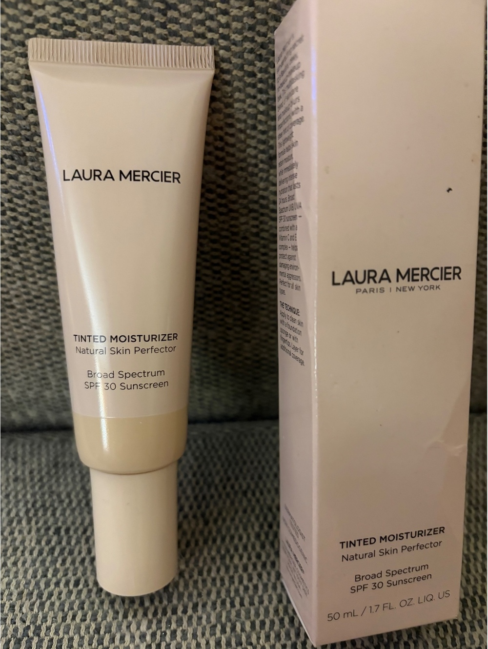 Laura Mercier Pearl Tinted Moisturizer 30spf